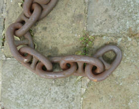 chains, Thames Path, E14